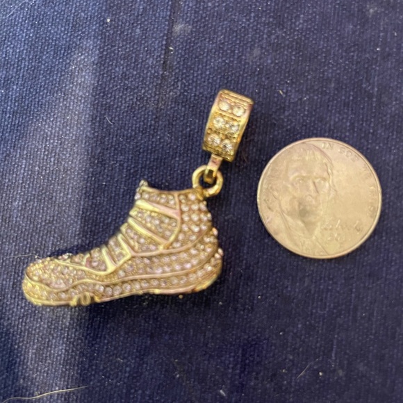 Mens Sneaker Pendant - Picture 3 of 4